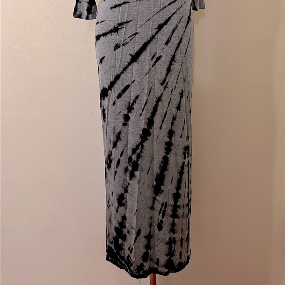 New Guess form fitting Tie Dye maxi dress-size M - Picture 2 of 8